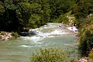 Plage constituée de plaques lisses, idéales pour prendre un bain de soleil